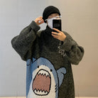 Grauer Herrenpullover mit Hai-Motiv, Rollkragen und Oversize-Passform. Trendiger Harajuku-Stil, ideal für Wintermode 2023.