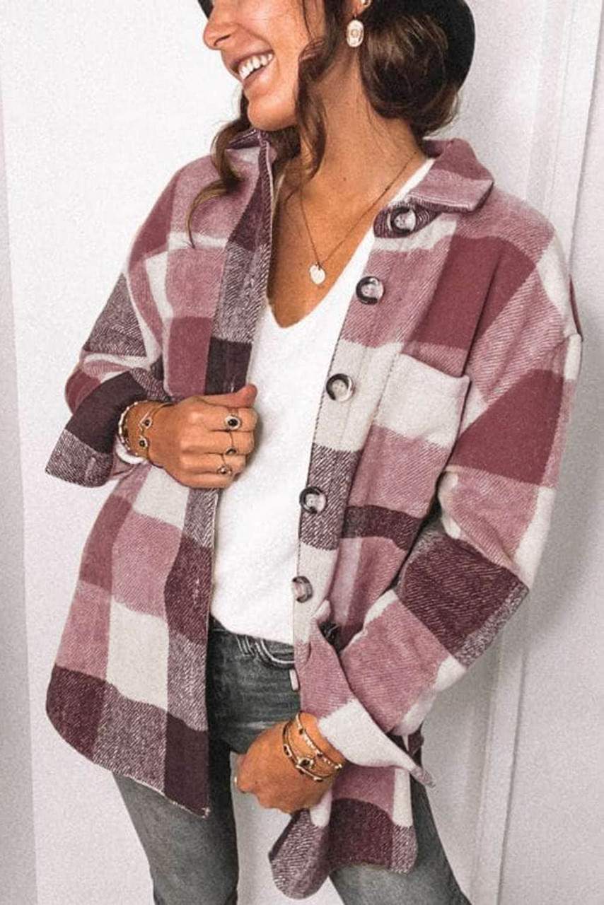 Damenmode: Kariertes Overshirt in Rosa und Weiß, lässig gestylt mit Knopfleiste. Perfekt für Herbsttrends und modische Outfits.