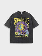 Schwarzes T-Shirt mit buntem "Sunshine Stay Magical"-Design, Sonne, Mond, Blumen und Schmetterling. Perfekt für trendige Streetwear-Looks.