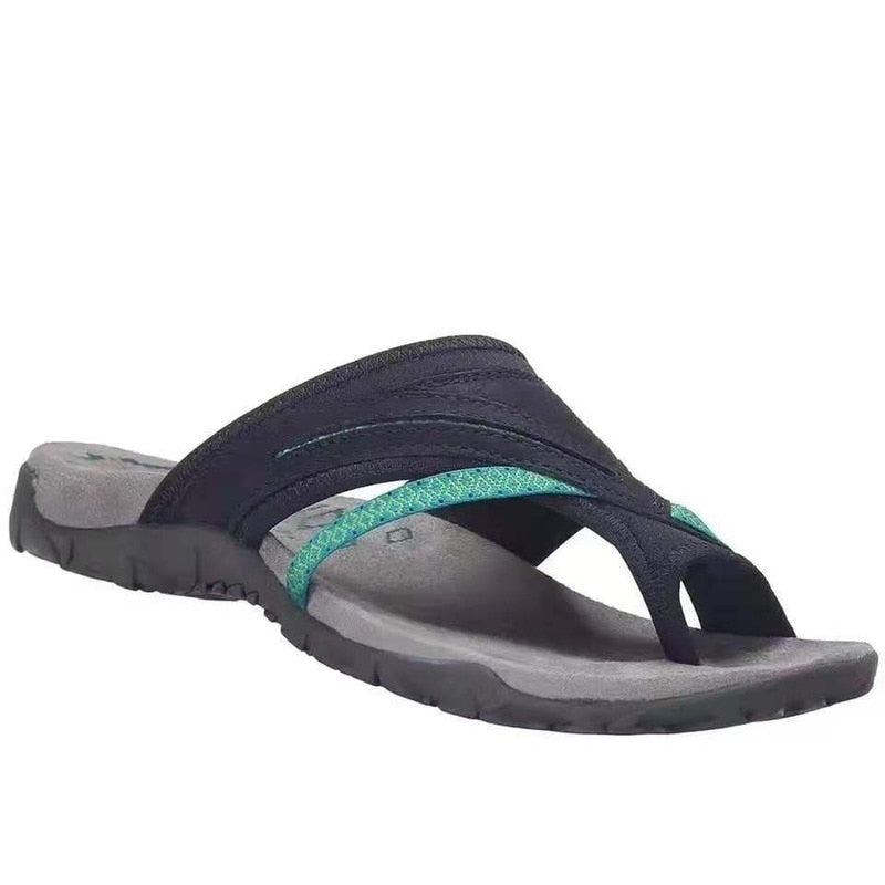 Damen-Sandale mit ergonomischem Fußbett, schwarzem Riemen und grünem Akzent. Ideal für Sommer, Strand und Freizeit. Bequeme, stilvolle Flip-Flops.