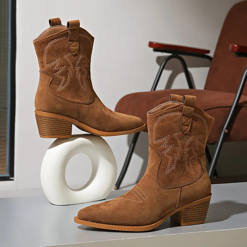 Braune Cowboystiefel mit Blockabsatz und Stickerei, ideal für Westernmode. Perfekt für Damen, die stilvolle und bequeme Schuhe suchen.