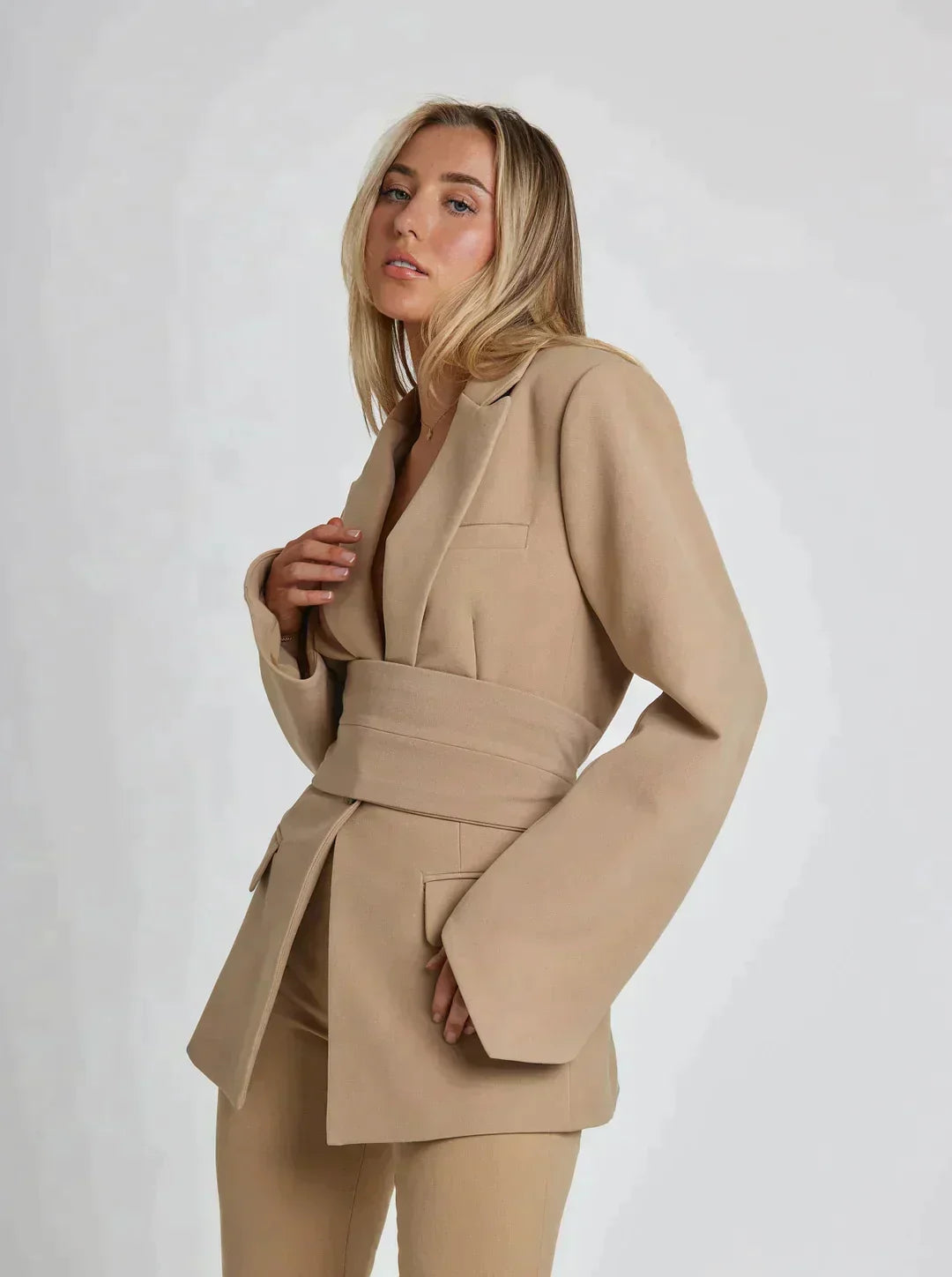 Eleganter Damenblazer in Beige mit Gürtel, ideal für Business- und Freizeitlooks. Hochwertige Mode, stilvoll und vielseitig kombinierbar.