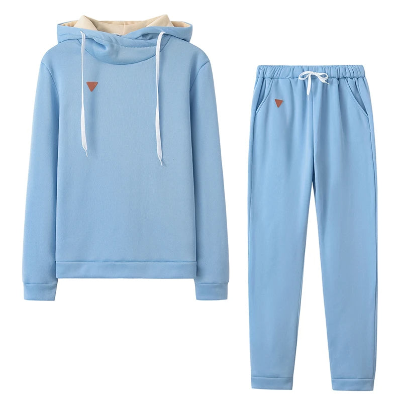 Hellblauer Hoodie und Jogginghose Set für Damen, bequem und modisch, ideal für Freizeit und Sport. Perfekt für den lässigen Alltagslook.