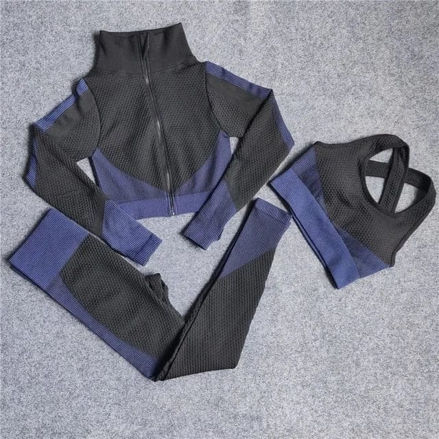 Dreiteiliges Sportset in Marineblau mit gekreuzten Schultergurten, bestehend aus Jacke, Leggings und Sport-BH. Perfekt für Fitness und Yoga.