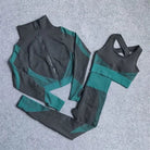 Dreiteiliges Sportset in Türkis mit gekreuzten Schultergurten, bestehend aus Leggings, Sport-BH und Jacke. Perfekt für Fitness und Yoga.