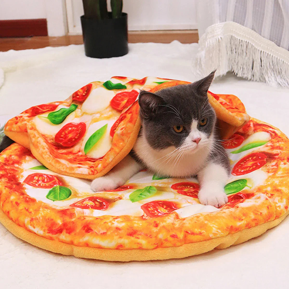 Katzenbett in Pizzadesign, gemütlich und originell. Perfekt für Katzenliebhaber, die ein lustiges und einzigartiges Haustierbett suchen.