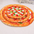 Dreifach gestapelte Pizza-Decke mit realistischem Tomaten- und Basilikum-Design, ideal als originelles Geschenk oder gemütliche Wohnaccessoire.