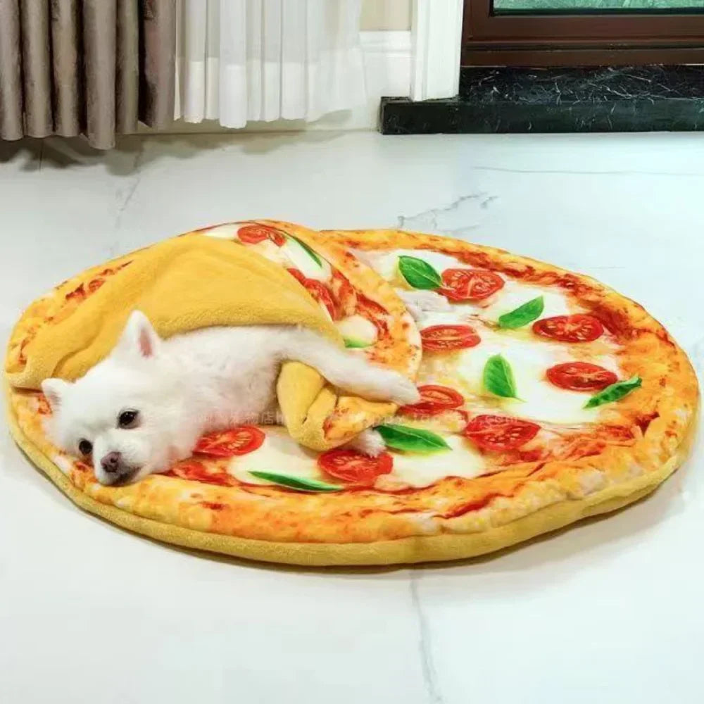 Kleiner Hund auf einer Pizzadecke, eingewickelt in eine gelbe Decke. Perfekt für Haustierliebhaber, die originelle und gemütliche Accessoires suchen.