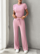 Damen Zweiteiler Set in Rosa, bestehend aus T-Shirt und Hose, ideal für Freizeit und Sport. Bequemes, modisches Outfit für den Alltag.