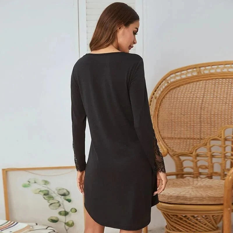 Langes Nachthemd Damen, schwarz, langärmlig, mit Spitzenärmeln. Bequemes Nachtkleid, ideal für gemütliche Nächte und stilvolle Loungewear.