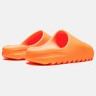 Leuchtend orange Clogs mit modernem Design, rutschfester Sohle und ergonomischer Passform. Perfekt für Komfort und Stil im Alltag.