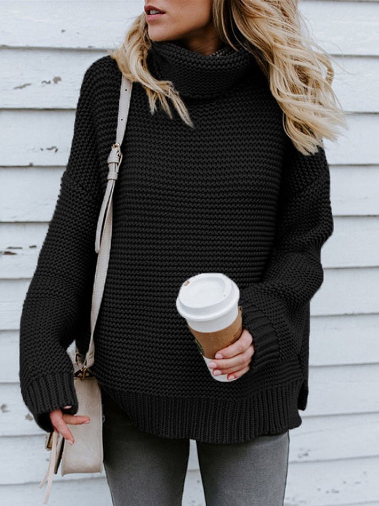 Damen Rollkragenpullover in Schwarz, grob gestrickt, kombiniert mit grauer Hose und Kaffeebecher. Perfekt für Herbstmode und gemütliche Outfits.