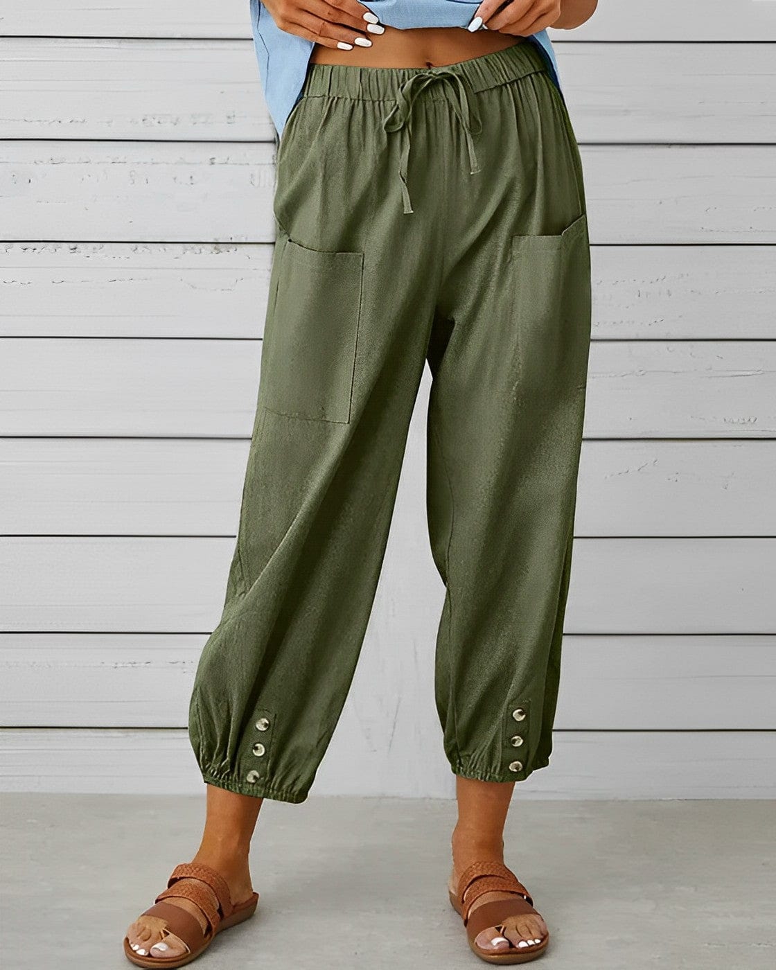 Weite grüne Hose mit hoher Taille, Taschen und Knopfleiste. Perfekt für lässige Mode, bequem und stilvoll. Ideal für Sommer-Outfits.