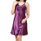 Violettes Satin-Nachthemd für Damen, ärmellos und knielang. Elegantes Design, ideal für Nachtwäsche. Perfekt für Komfort und Stil.