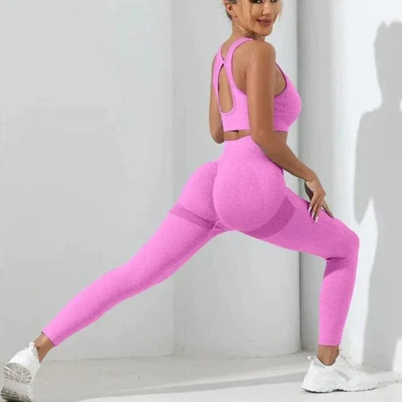 Nahtloses Sport-Set in Pink, bestehend aus Leggings und Sport-BH, ideal für Fitness und Yoga. Bequem, elastisch, modisch.