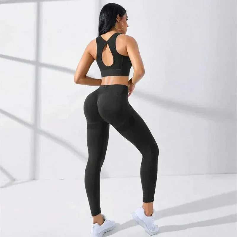 Nahtloses Sport-Set für Damen in Schwarz, bestehend aus Leggings und Sport-BH. Ideal für Fitness, Yoga und Workout. Bequem und stylisch.