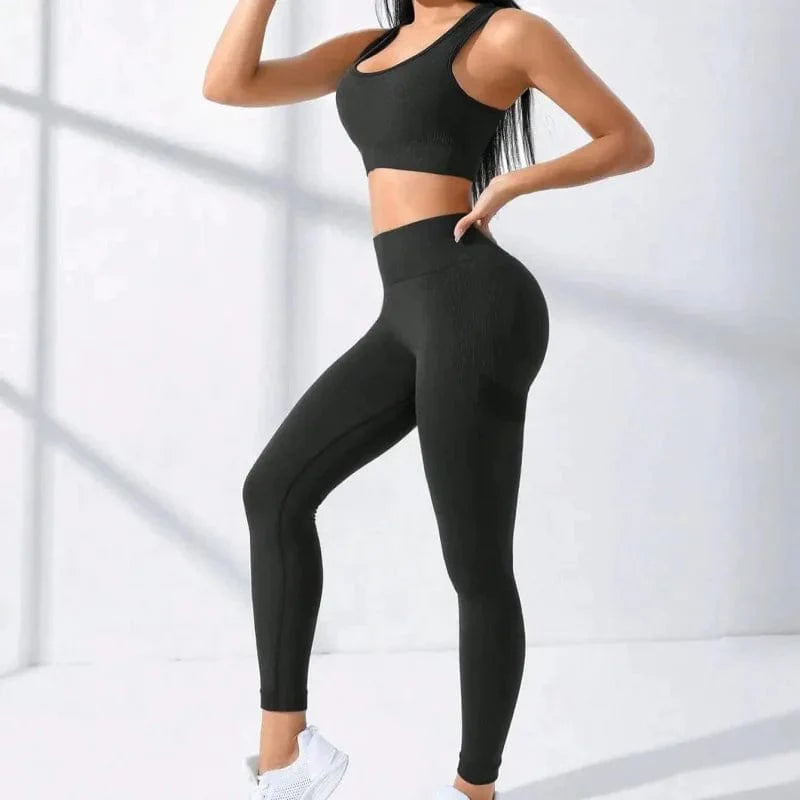 Nahtloses Sport-Set für Damen in Schwarz, bestehend aus Sport-BH und Leggings. Ideal für Fitness, Yoga und Workout. Bequem und stylisch.