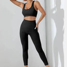 Nahtloses Sport-Set für Damen in Schwarz, bestehend aus Sport-BH und Leggings. Ideal für Fitness, Yoga und Workout. Hochwertige, bequeme Passform.