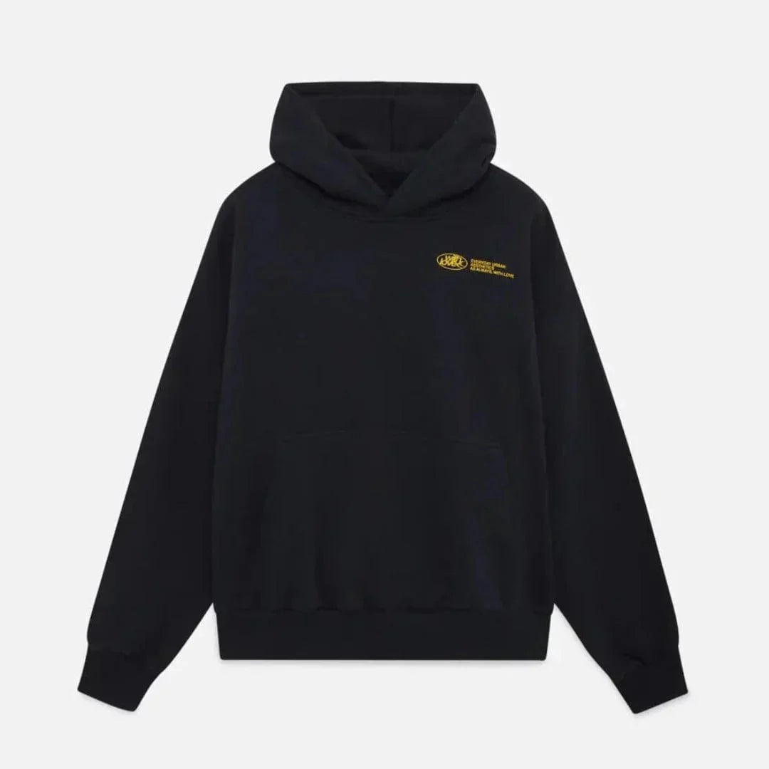 Schwarzer Hoodie mit gelbem Logo-Aufdruck, Kapuze und Kängurutasche. Bequeme Streetwear, ideal für Freizeit und Sport. Unisex-Design.