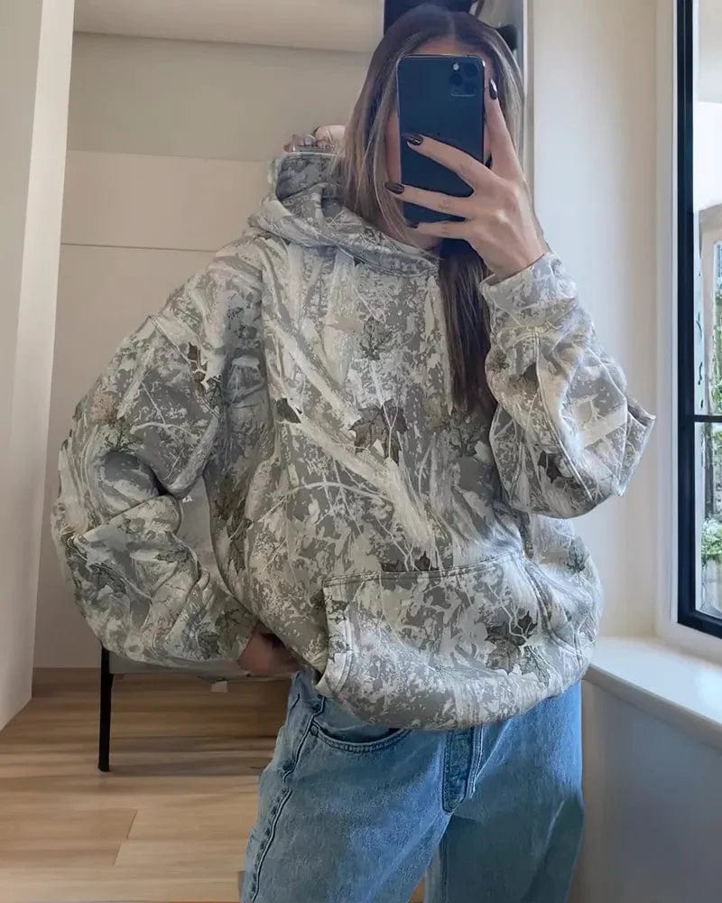 Damen-Hoodie mit Camouflage-Muster, lässig und bequem, ideal für Freizeitmode. Perfekt kombiniert mit Jeans für einen trendigen Look.