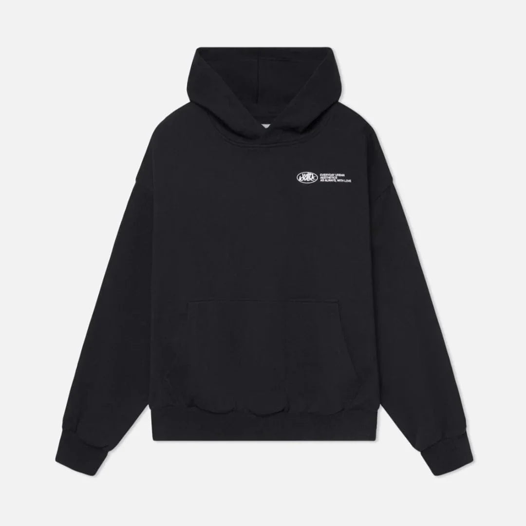 Schwarzer Hoodie mit Kapuze, Kängurutasche und kleinem weißen Logoaufdruck auf der Brust. Bequeme Streetwear, ideal für Freizeit und Sport.