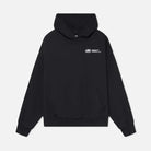 Schwarzer Hoodie mit Kapuze, Kängurutasche und kleinem weißen Logoaufdruck auf der Brust. Bequeme Streetwear, ideal für Freizeit und Sport.