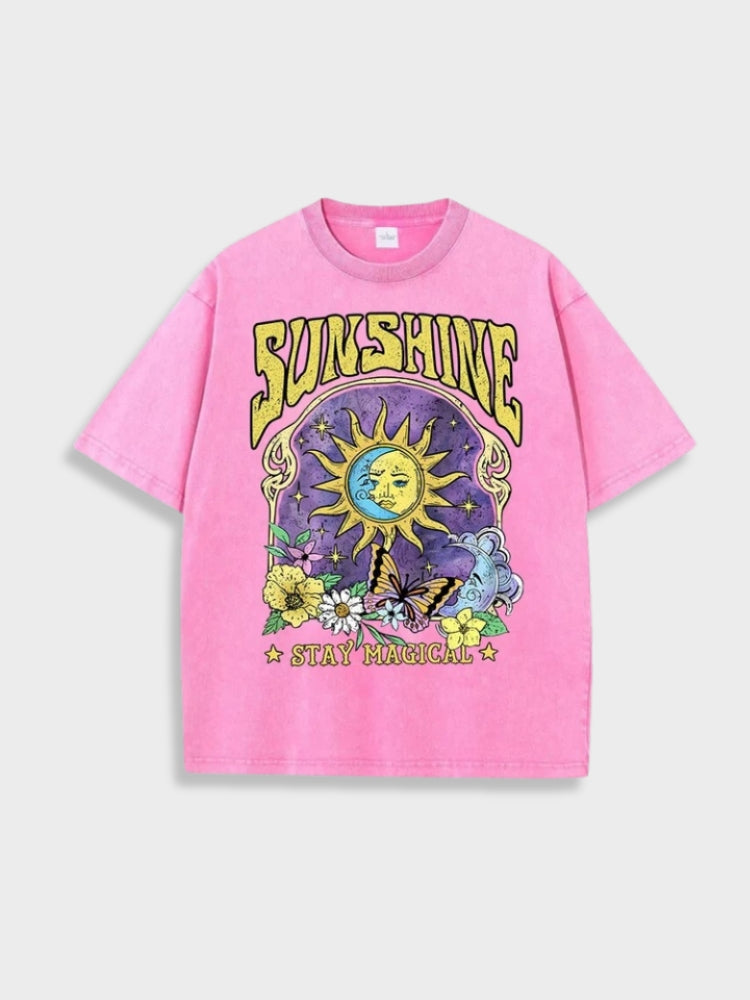 Rosa T-Shirt mit Sonnen- und Mondmotiv, "Sunshine Stay Magical" Aufdruck, ideal für trendige Streetwear. Perfekt für Sommermode und Festival-Looks.