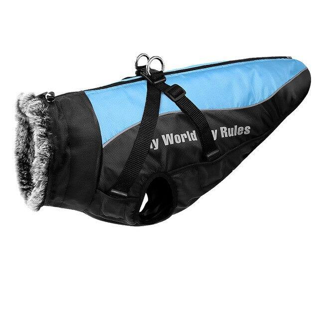 Wasserdichte Hundejacke in Blau und Schwarz mit Fellkragen, reflektierenden Streifen und verstellbaren Gurten. Ideal für kaltes Wetter.