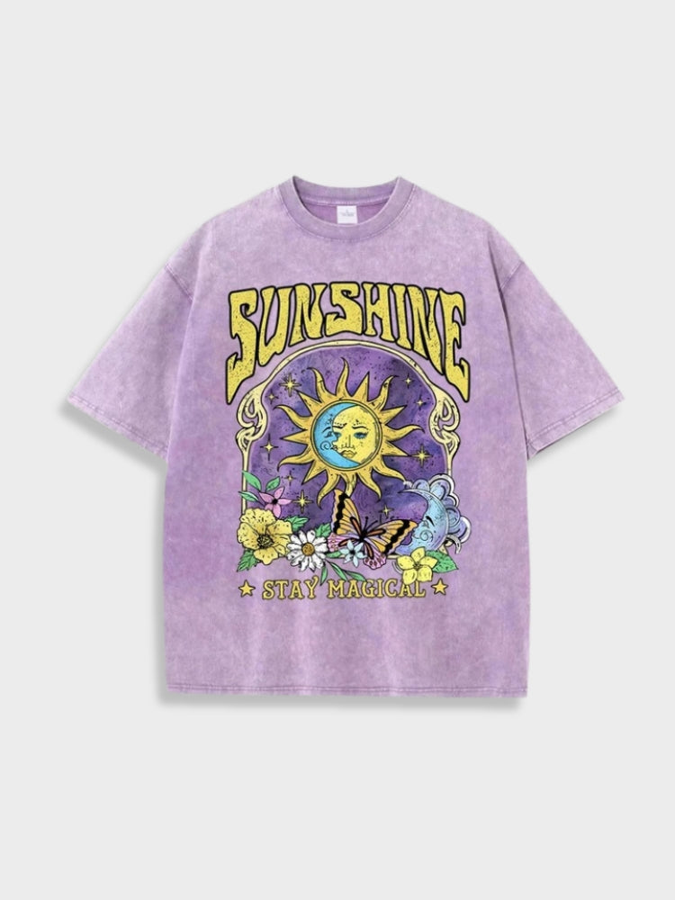 Lila T-Shirt mit Sonnen- und Mondmotiv, "Sunshine Stay Magical" Aufdruck, Vintage-Stil, ideal für trendige Streetwear und Festivalmode.