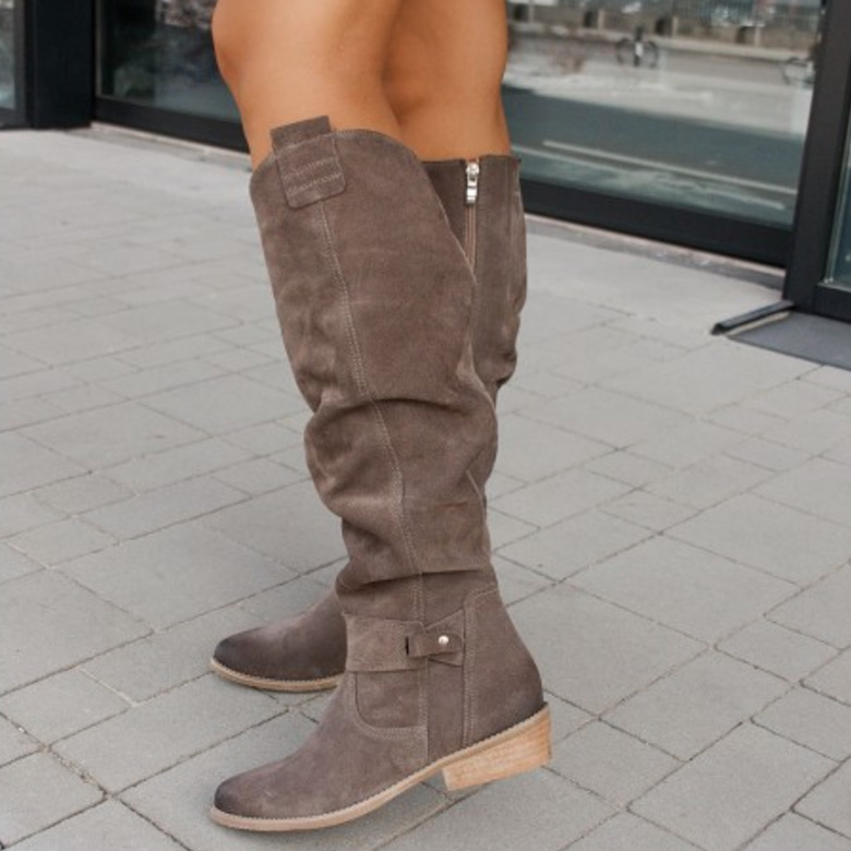 Damen Stiefel aus Wildleder in Taupe, kniehoch mit flachem Absatz und seitlichem Reißverschluss. Perfekt für Herbstmode und urbanen Stil.