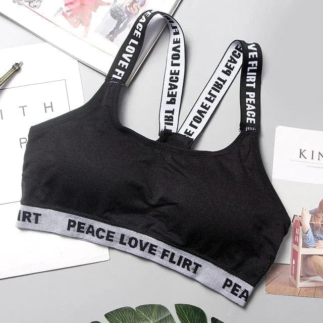 Schwarzer Sport-BH, atmungsaktiv, universell einsetzbar, mit Aufschrift "Peace Love Flirt". Ideal für Fitness, Yoga und Freizeitaktivitäten.