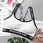 Weißer Sport-BH mit atmungsaktivem Material, elastischen Trägern und Aufschrift "Peace Love Flirt". Ideal für Fitness und Freizeit.