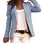 Damenblazer in Hellblau, elegant und modern, ideal für Business und Freizeit. Kombiniert mit weißem Top und Hose für stilvollen Look.