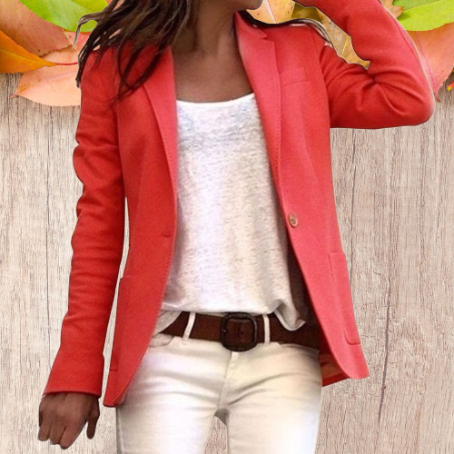 Damenblazer in Wassermelonenrot, kombiniert mit weißem Top und Hose. Modischer Look, ideal für Business und Freizeit. Eleganter Stil.